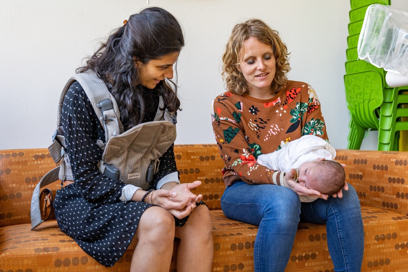 Foto Kidsgids Amsterdam. Interactie tussen moeder van pasgeboren baby en jeugdarts tijdens een ouderworkshop.  